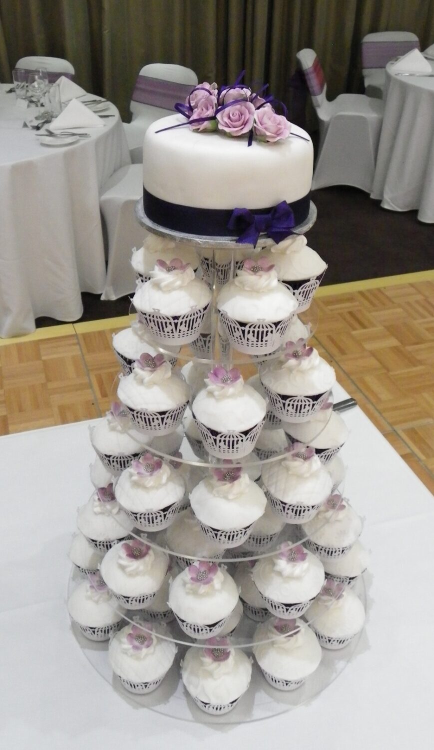 Traditionally iced 6” top tier cake & your choice of cupcakes